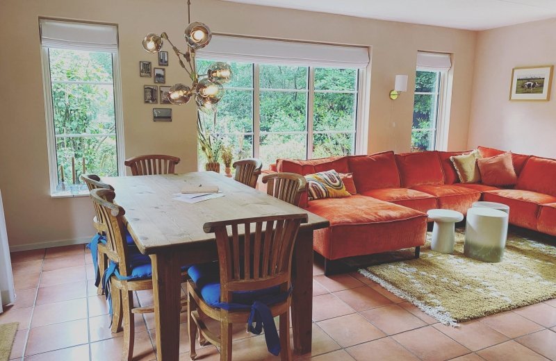 Woonkamer met tafel